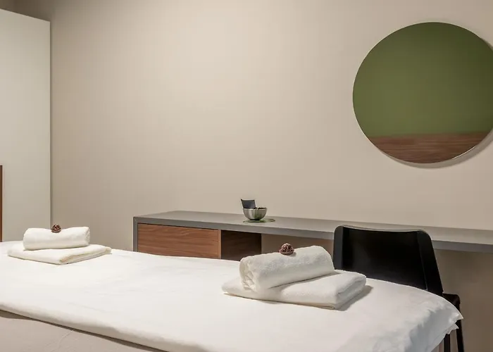 Green, Deluxe Two Bedroom Appartement *