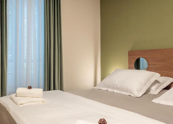 Green, Deluxe Two Bedroom * Split