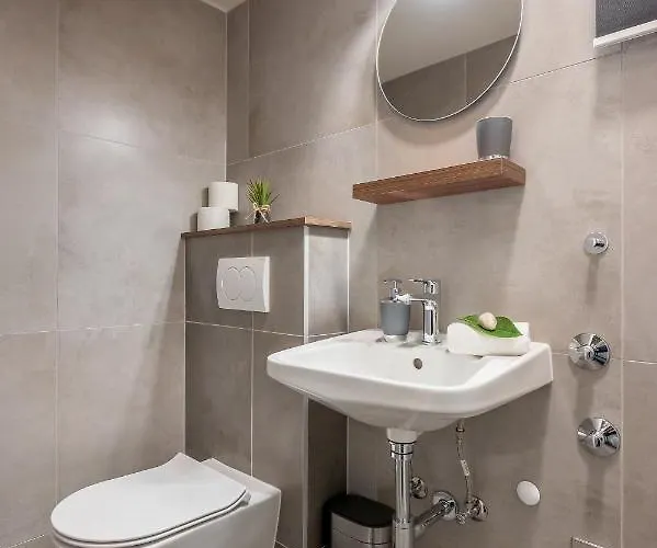 Green, Deluxe Two Bedroom Appartement *