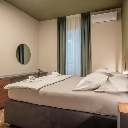 Green, Deluxe Two Bedroom Apartment Split