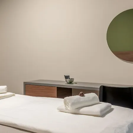 Green, Deluxe Two Bedroom Apartment *